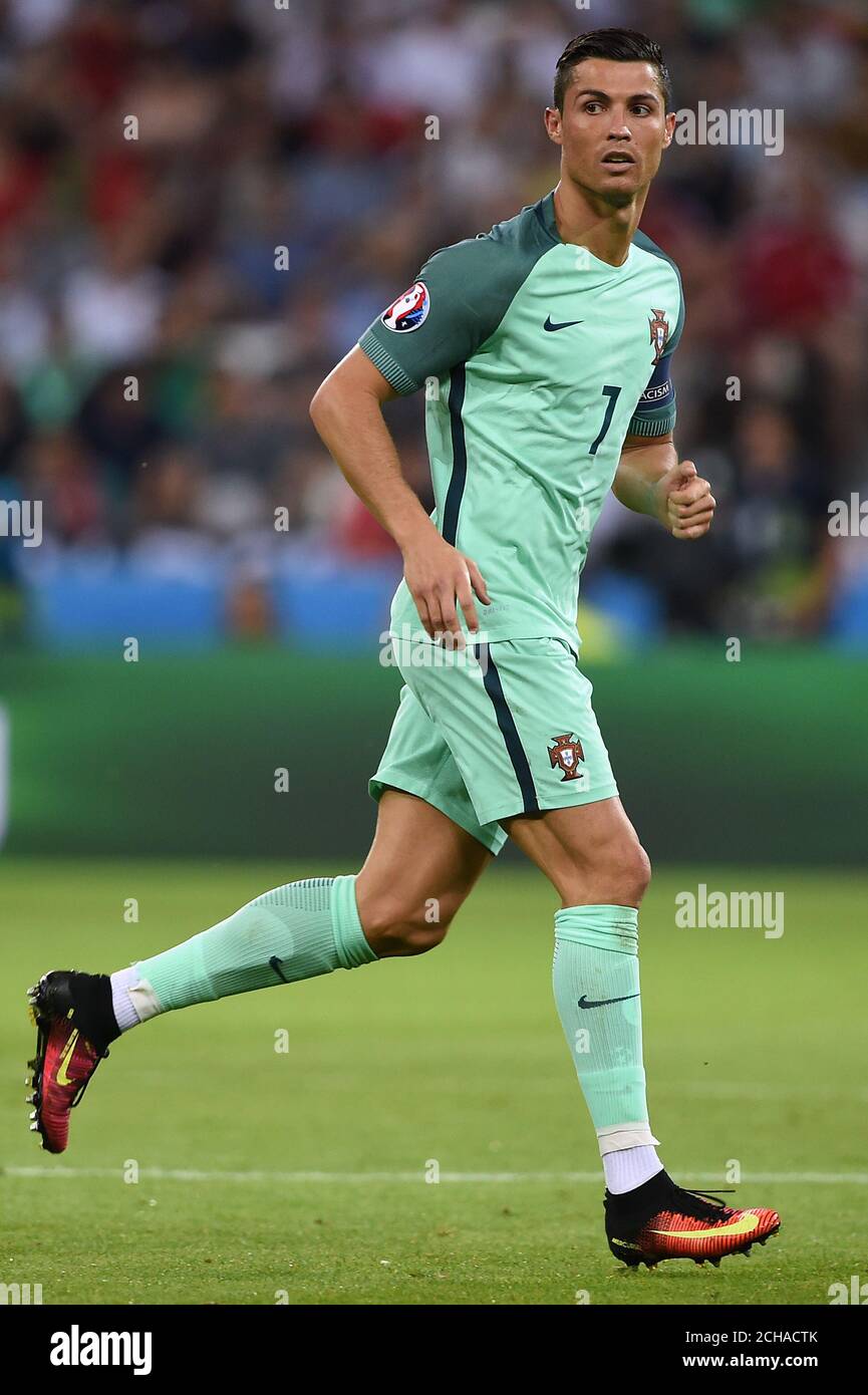 Cristiano Ronaldo del Portogallo durante la UEFA Euro 2016, partita semifinale allo Stade de Lyon, Lione. PREMERE ASSOCIAZIONE foto. Data immagine: Mercoledì 6 luglio 2016. Vedi PA storia CALCIO Galles. Il credito fotografico dovrebbe essere: Joe Giddens/PA Wire. RESTRIZIONI: L'uso è soggetto a limitazioni. Solo per uso editoriale. Sono consentite vendite di libri e riviste, non esclusivamente dedicate a una squadra/giocatore/partita. Nessun uso commerciale. Per ulteriori informazioni, chiamare il numero +44 (0)1158 447447. Foto Stock