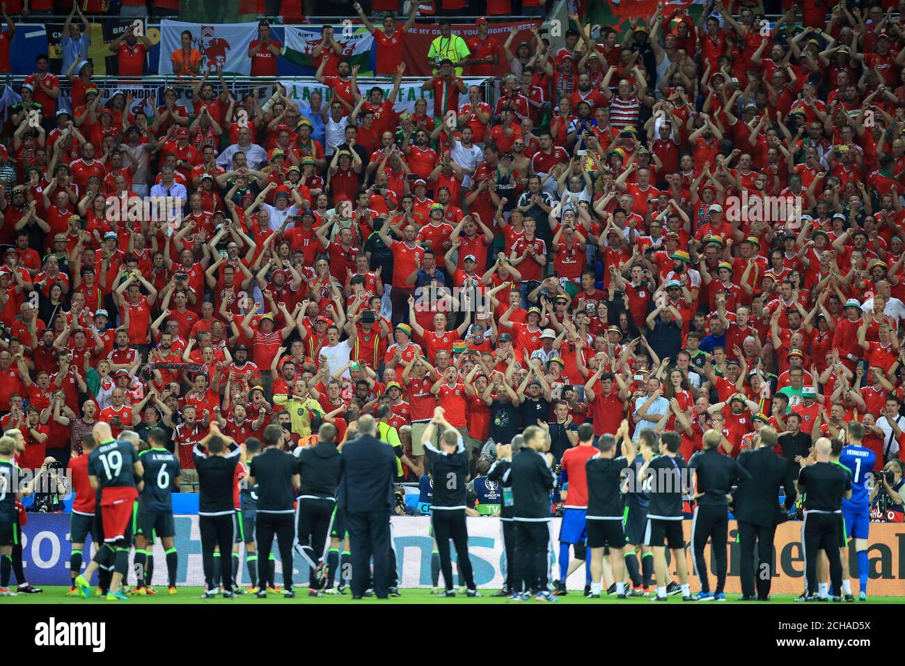 I tifosi del Galles incoraggiano i giocatori e il personale che seguono la UEFA Euro 2016, partita semifinale allo Stade de Lyon, Lione. Foto Stock