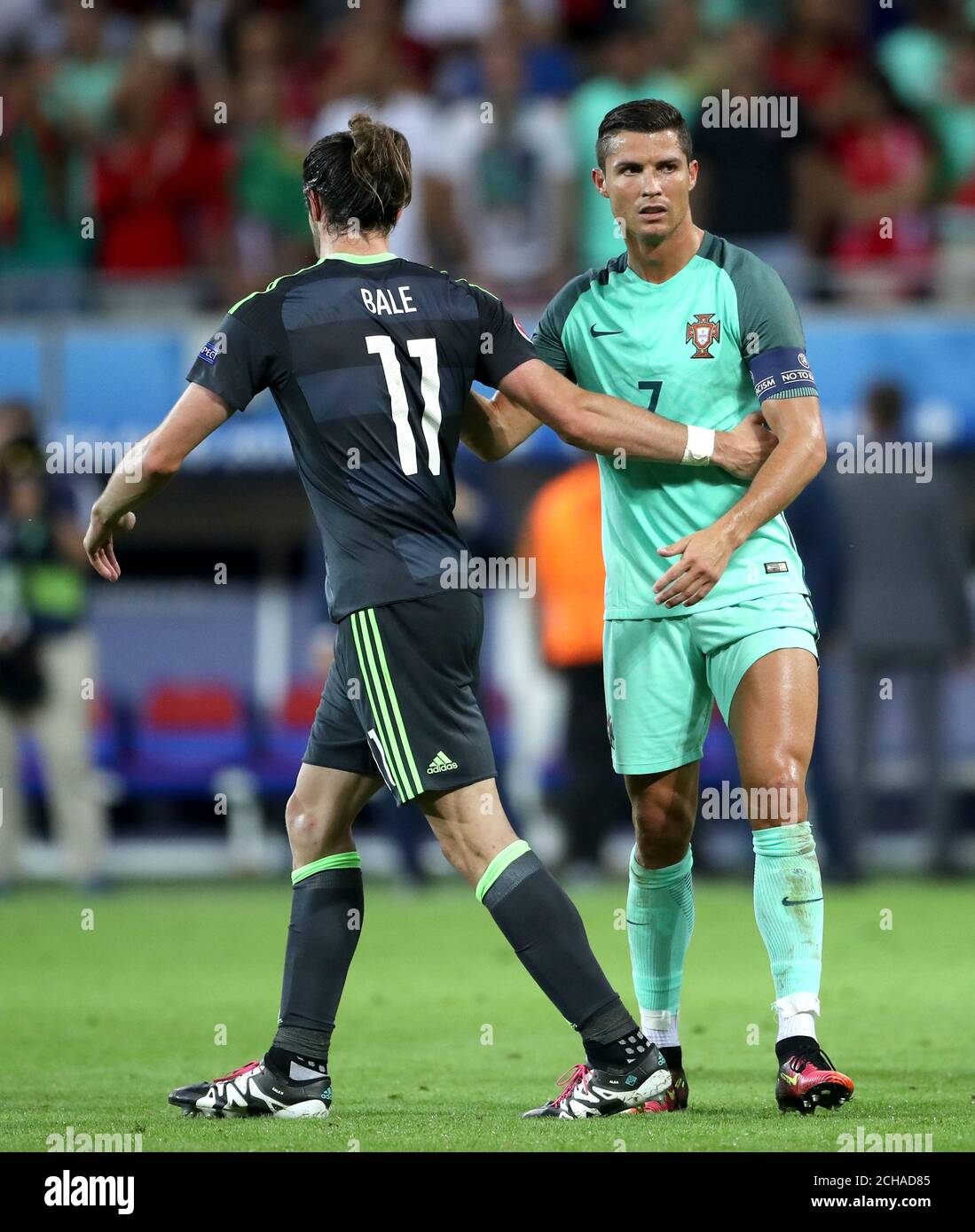 Il portoghese Cristiano Ronaldo (a destra) e la Gareth Bale del Galles abbraccano dopo la UEFA Euro 2016, partita semifinale allo Stade de Lyon, Lione. Foto Stock