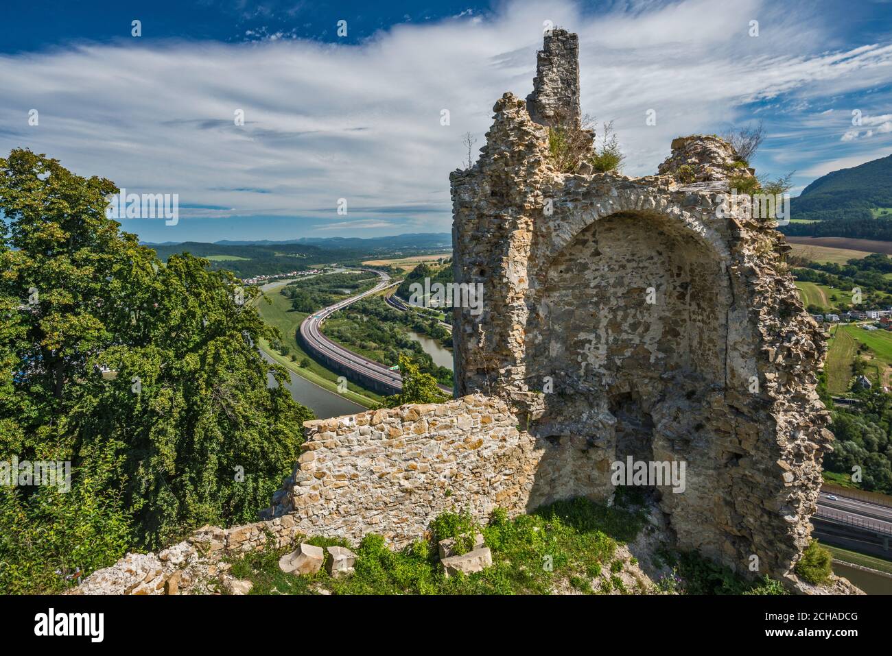 Vista sulla valle del fiume Vah da Považský hrad (Hrad Bystrica), castello medievale sul villaggio di Považská Bystrica, Trencin Regione, Slovacchia Foto Stock