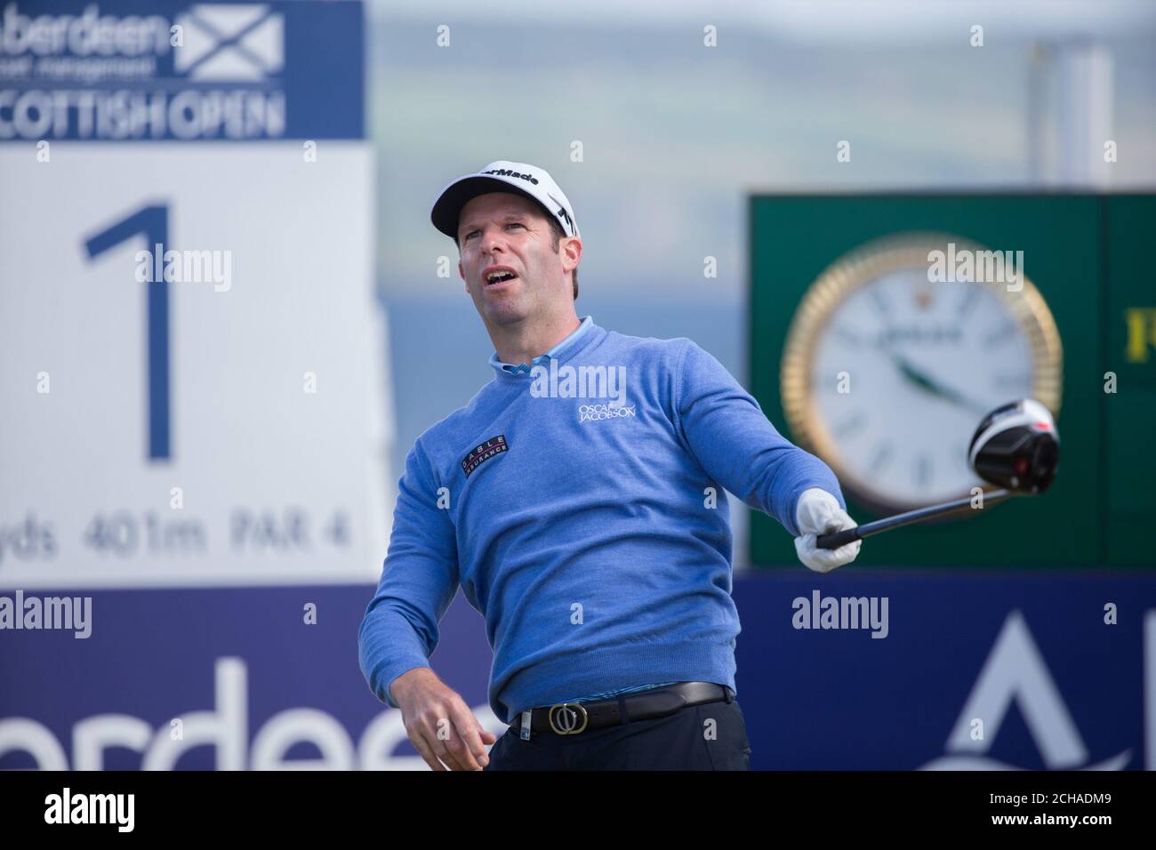 Bradley Dredge del Galles reagisce dopo aver tirato il suo drive a sinistra fuori dal 1 ° tee durante il giorno uno del 2016 AAM Scottish Open, Inverness. Foto Stock