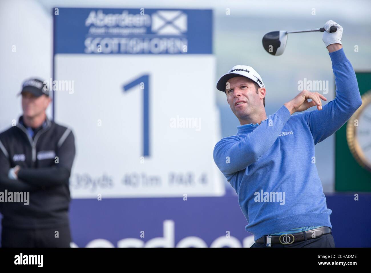 Bradley Dredge del Galles reagisce dopo aver tirato il suo drive a sinistra fuori dal 1 ° tee durante il giorno uno del 2016 AAM Scottish Open, Inverness. Foto Stock