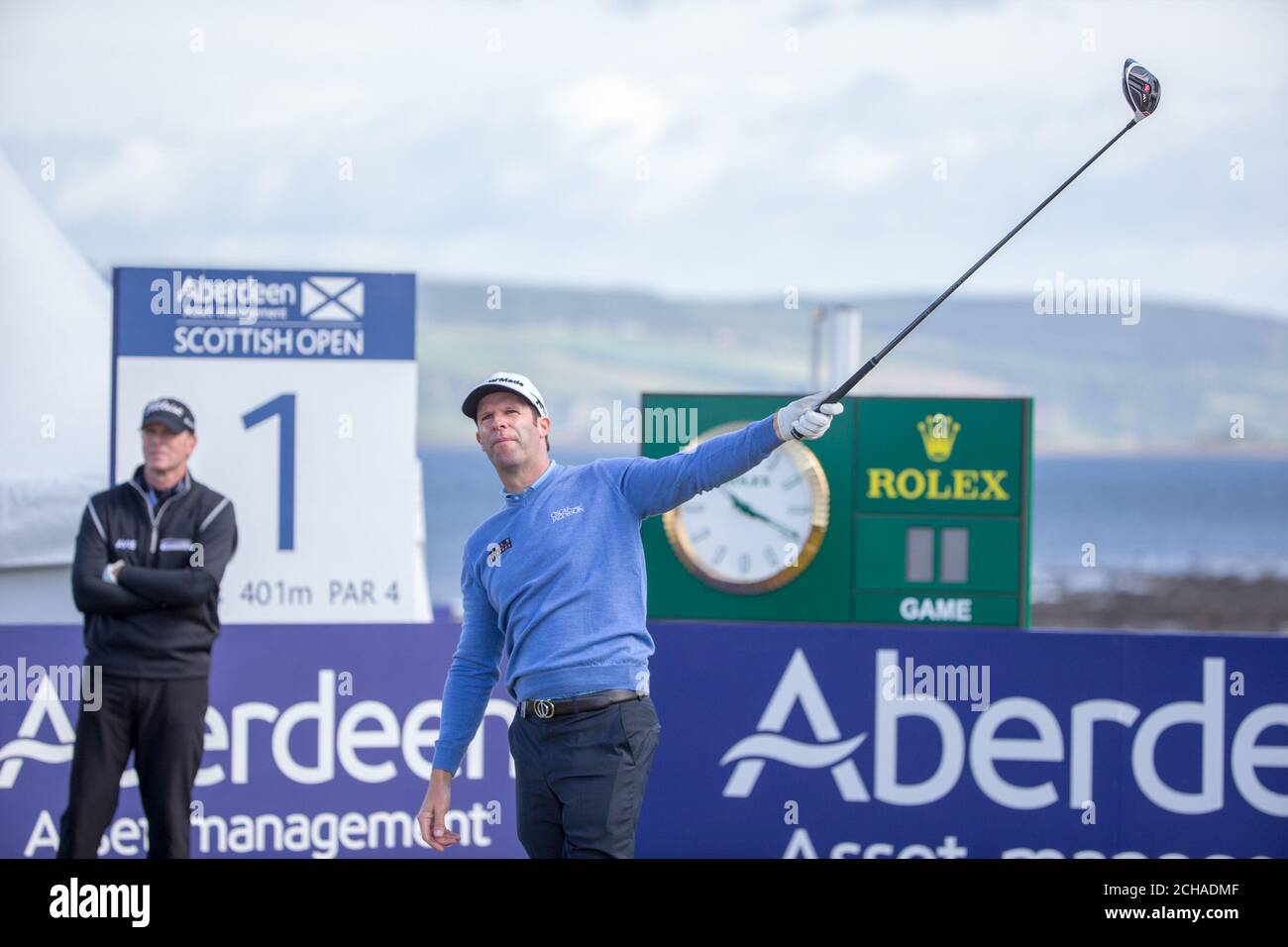 Bradley Dredge del Galles reagisce dopo aver tirato il suo drive a sinistra fuori dal 1 ° tee durante il giorno uno del 2016 AAM Scottish Open, Inverness. Foto Stock
