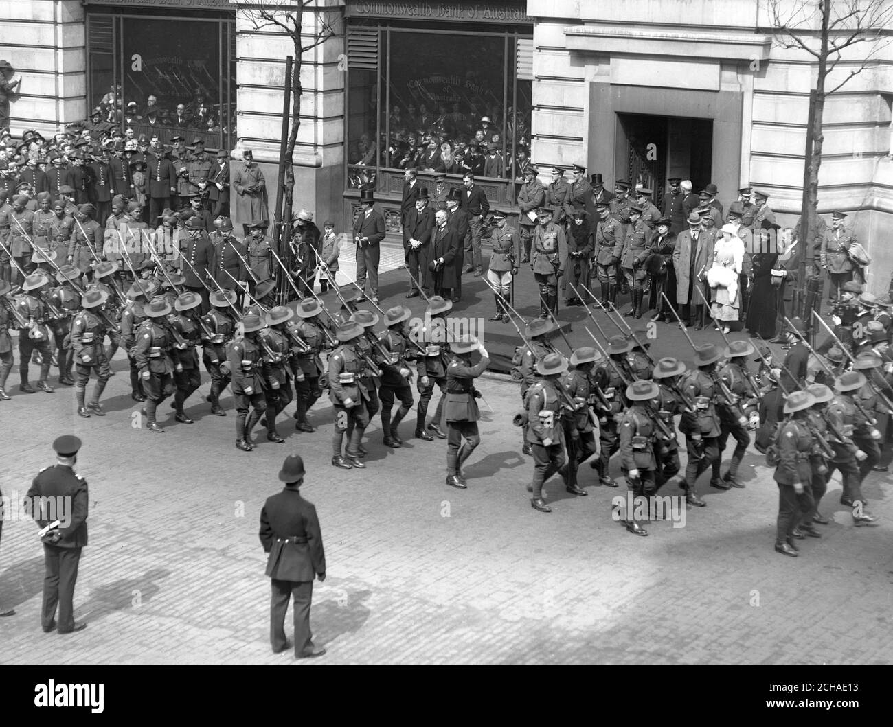 Il Principe del Galles prende il saluto fuori dalla Casa australiana, mentre le truppe australiane marciano in passato. Foto Stock