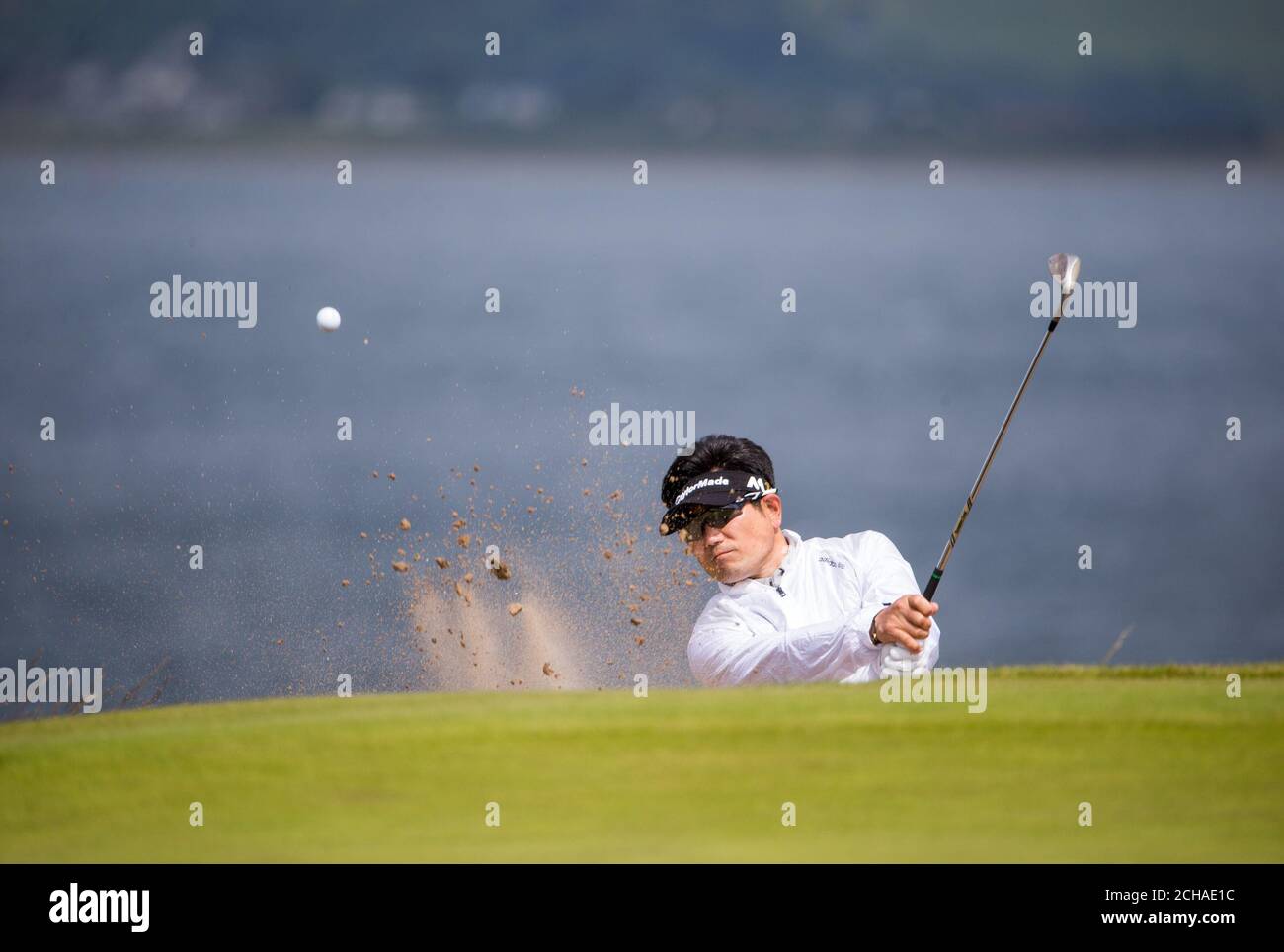 Y.E. della Corea Yang suona dal bunker lato verde alla 17a buca durante il giorno uno del 2016 AAM Scottish Open, Inverness. Foto Stock