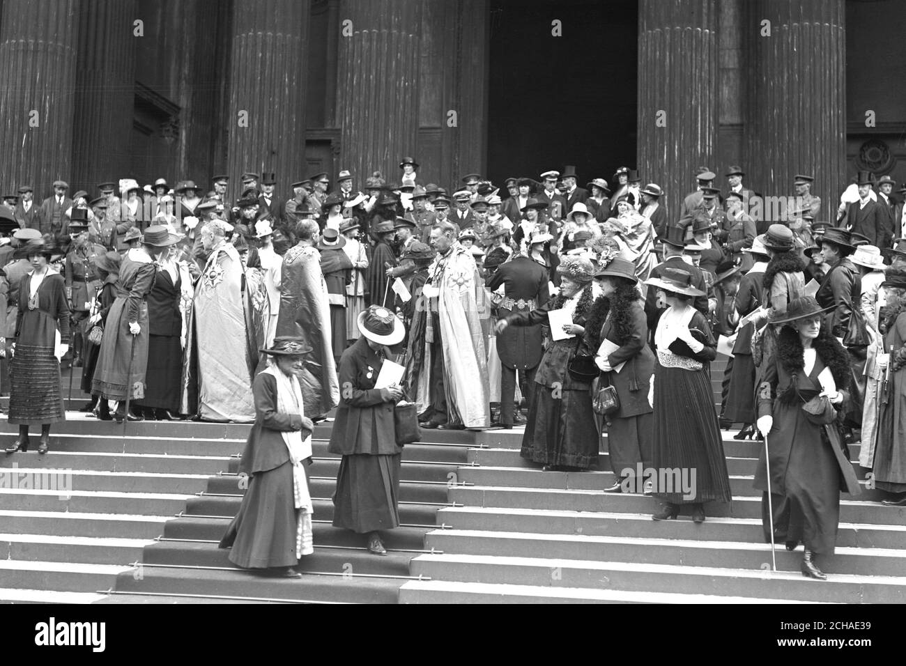 Una folla sui gradini di San Paolo attende l'arrivo del Principe di Galles per l'installazione reale del Principe come Gran Maestro dell'Ordine di San Michele e San Giorgio. Foto Stock
