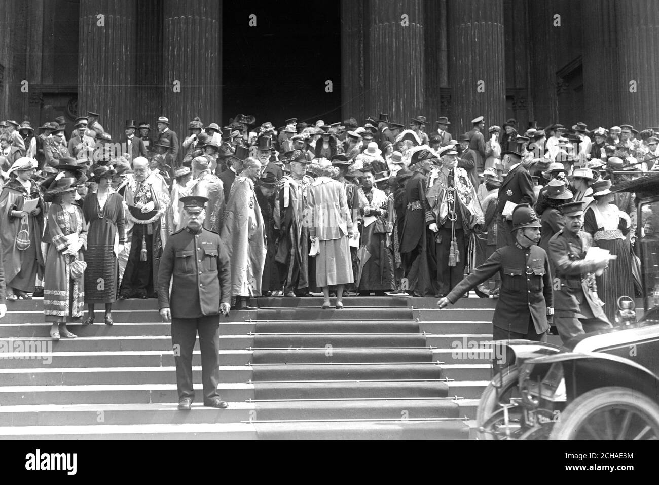 Una folla sui gradini di San Paolo attende l'arrivo del Principe di Galles per l'installazione reale del Principe come Gran Maestro dell'Ordine di San Michele e San Giorgio. Foto Stock