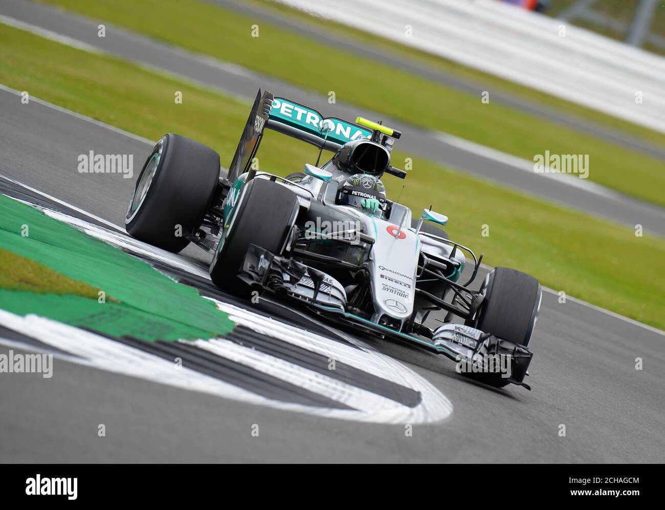 Mercedes' Nico Rosberg durante la giornata di prove libere per il Gran Premio di Gran Bretagna 2016 al circuito di Silverstone, Towcester. Foto Stock