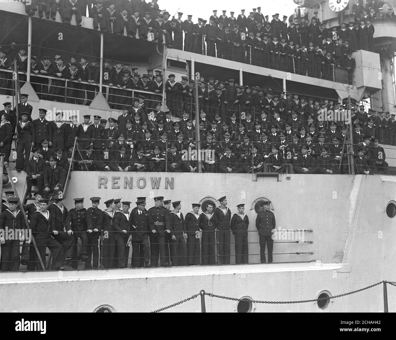 Il Principe di Galles fotografò seduti al centro degli ufficiali e degli uomini di fama HMS, appena prima di lasciare la nave al suo ritorno a casa. Foto Stock