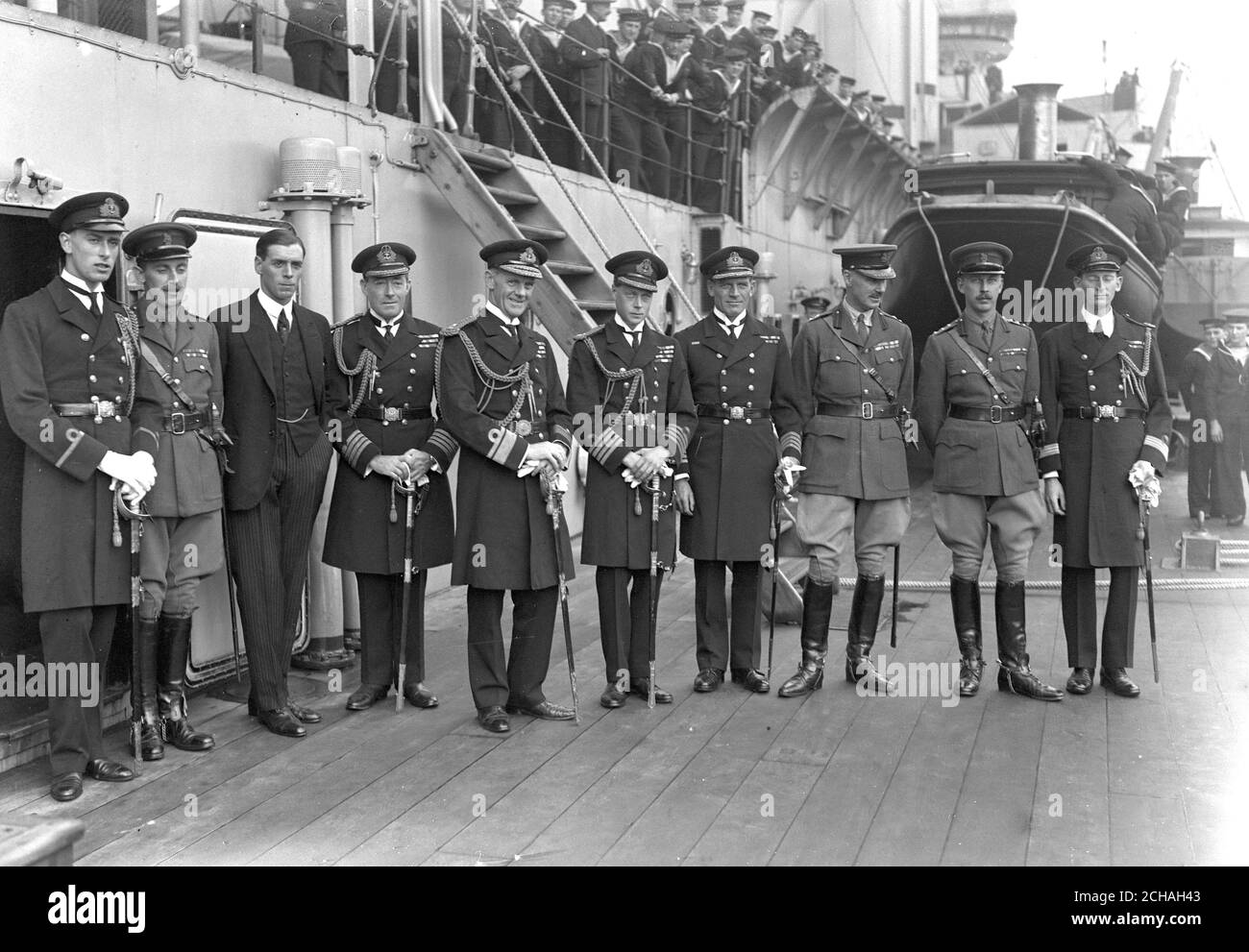 Il Principe di Galles fotografò con il suo staff e i capi ufficiali di HMS renown al suo ritorno a Portsmouth. Foto Stock