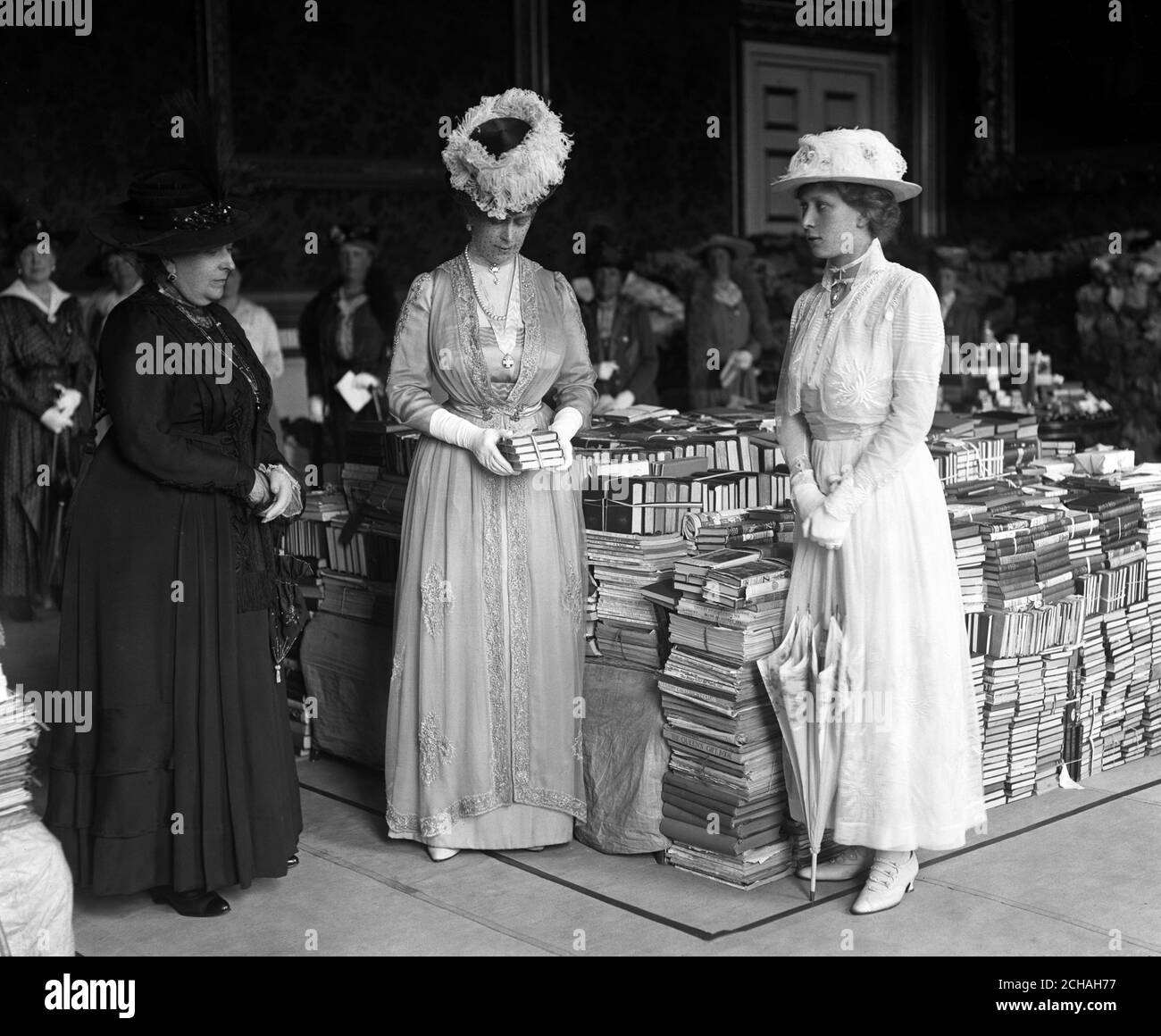 La principessa Beatrice (l) e la principessa Maria (r) insieme alla Regina Maria (al centro) riceve un regalo 'Shower Day' al St James's Palace, Londra. Foto Stock