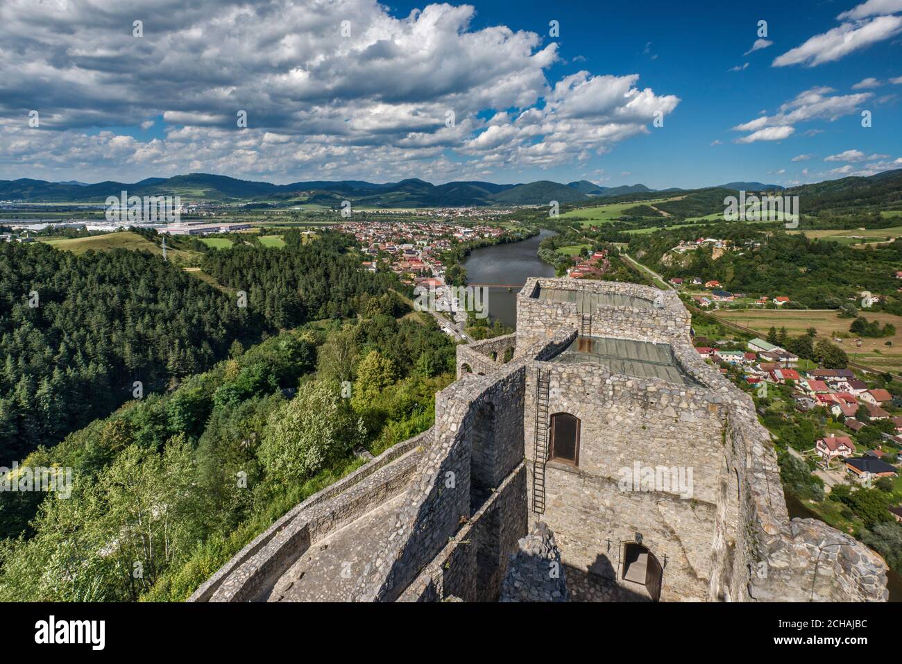 Catena montuosa di Kysucka Vrchovina, villaggio di Strecno, valle del fiume Vah, vista dal Castello di Strecno, Regione Zilina, Slovacchia Foto Stock