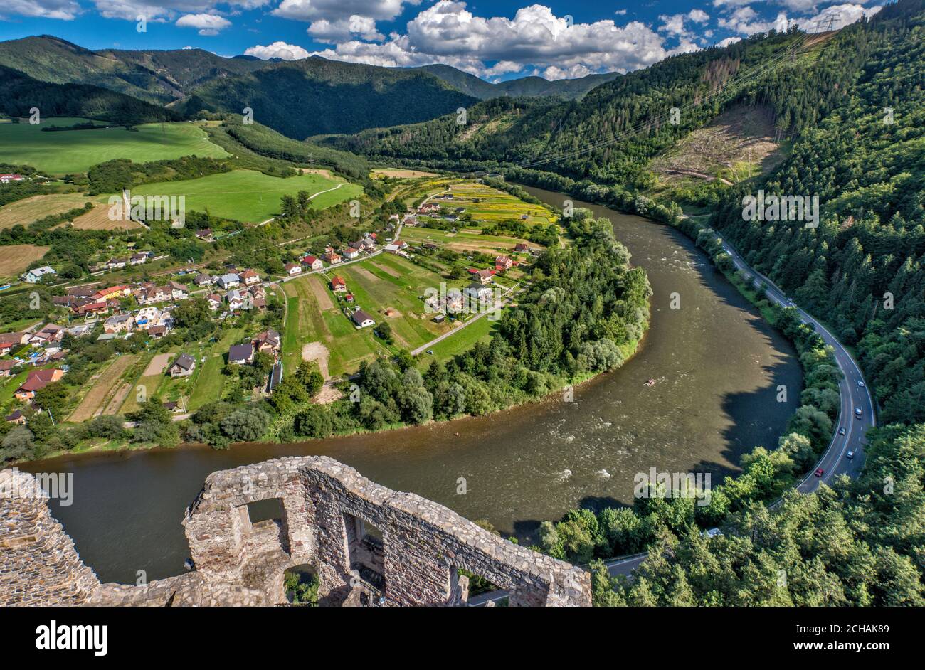 Mala Fatra, meandri del fiume Vah, vista dal Castello di Strecno, Regione Zilina, Slovacchia Foto Stock
