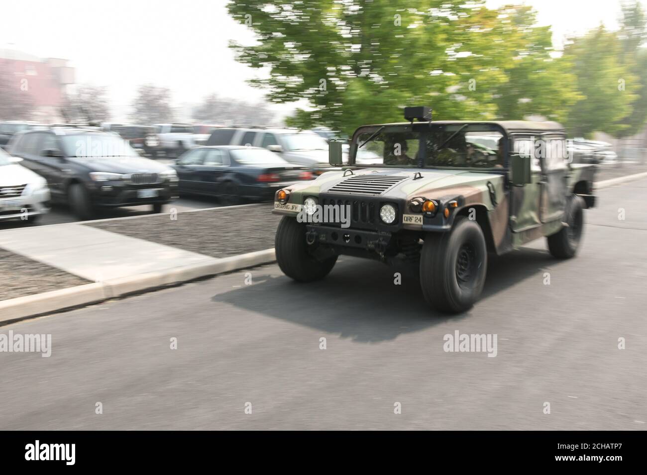 Un Humvee della Guardia Nazionale dell'Esercito dell'Oregon accelera lungo la strada, caricato con Airmen dalla 173rd Fighter Wing in partenza per supportare le operazioni di fuoco selvatico, al Kingsley Field a Klamath Falls, Oregon, 12 settembre 2020. Dal 7 settembre, gli incendi si sono diffusi ai piedi della catena delle Cascade, sfollando più di 40,000 Oregoniani. La Guardia nazionale aerea dell'Oregon ha attivato volontari cittadini per viaggiare in aree evacuate e sostenere vigili del fuoco qualificati e assistere la polizia dello Stato dell'Oregon nell'evacuazione dei residenti colpiti. (STATI UNITI Air National Guard Photo by Senior Airman Adam Smith) Foto Stock Un Humvee della Guardia Nazionale dell'Esercito dell'Oregon accelera lungo la strada, caricato con Airmen dalla 173rd Fighter Wing in partenza per supportare le operazioni di fuoco selvatico, al Kingsley Field a Klamath Falls, Oregon, 12 settembre 2020. Dal 7 settembre, gli incendi si sono diffusi ai piedi della catena delle Cascade, sfollando più di 40,000 Oregoniani. La Guardia nazionale aerea dell'Oregon ha attivato volontari cittadini per viaggiare in aree evacuate e sostenere vigili del fuoco qualificati e assistere la polizia dello Stato dell'Oregon nell'evacuazione dei residenti colpiti. (STATI UNITI Air National Guard Photo by Senior Airman Adam Smith) Foto Stock