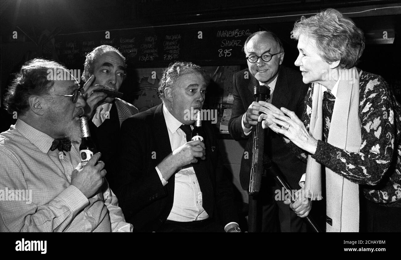 Annette Hoffnung, vedova di Gerard Hoffnung, fumettista e musical, conduce una prova di bottiglia per il Festival Hoffnung 1988 presso il wine bar sulla South Bank di Londra. Per il festival delle strane sinfonie al Royal Festival Hall ci sono (L-R) Tom Bergman, co-produttore del festival, Leonard Fenton, Gerald Priestland, ex corrispondente degli affari religiosi alla BBC, e Donald Swann, comico compositore di musica e con un tubo per aspirapolvere. Foto Stock