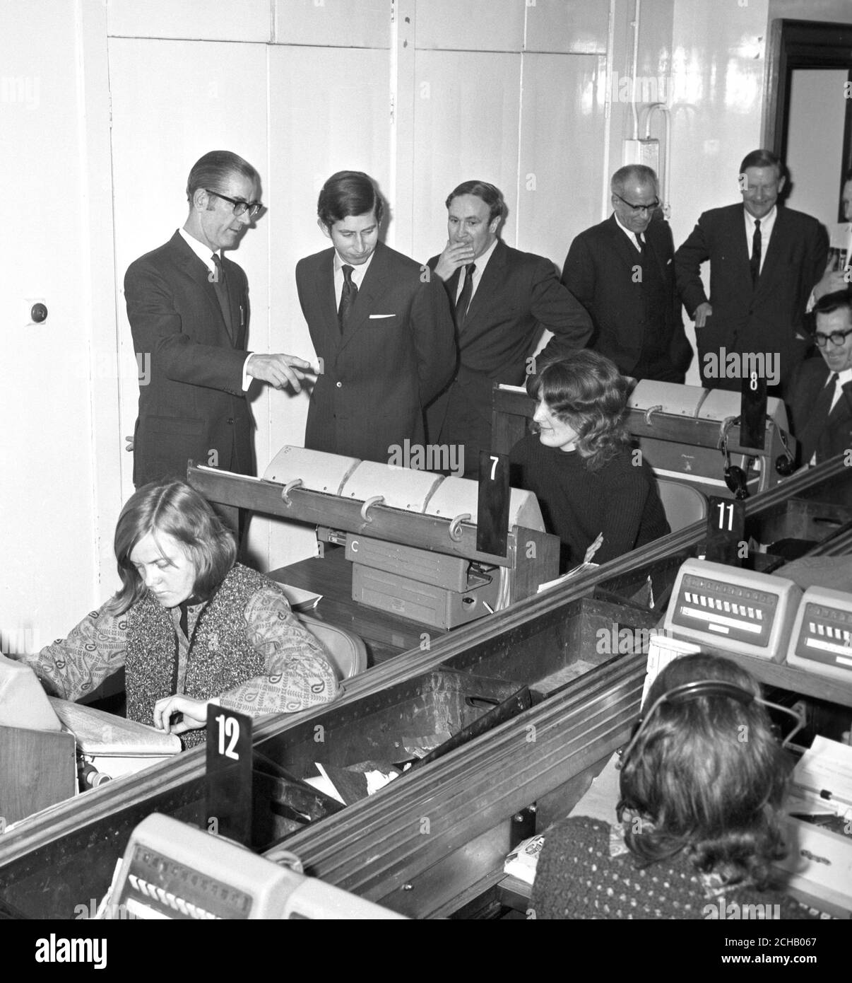 Il Principe del Galles incontra il copytaker Ann Stredwick alla batteria del telefono durante una visita all'Associazione Stampa. Sulla sinistra si trova Ethelbert Turner, Capo Supervisore di Copytakers. Sulla destra si trova David Chipp, redattore capo. Foto Stock