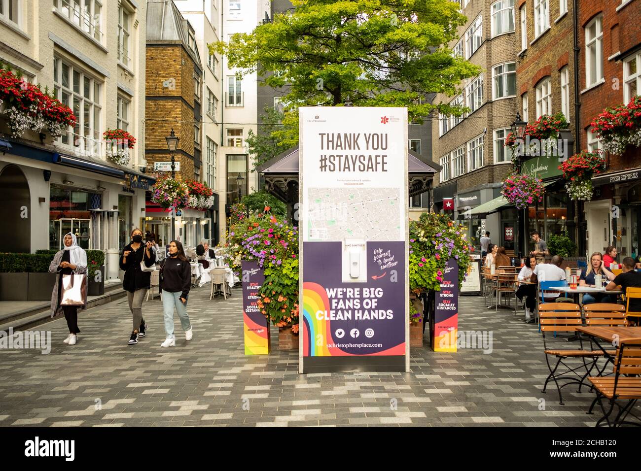 Londra - Settembre 2020: Scena di strada del West End di Londra con un cartello che ricorda alle persone di rimanere al sicuro durante la pandemia del Covid 19 Foto Stock