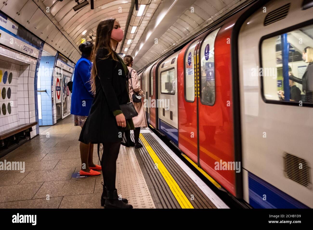 Londra - Settembre 2020: Persone nella metropolitana di Londra indossando covid 19 maschere facciali Foto Stock