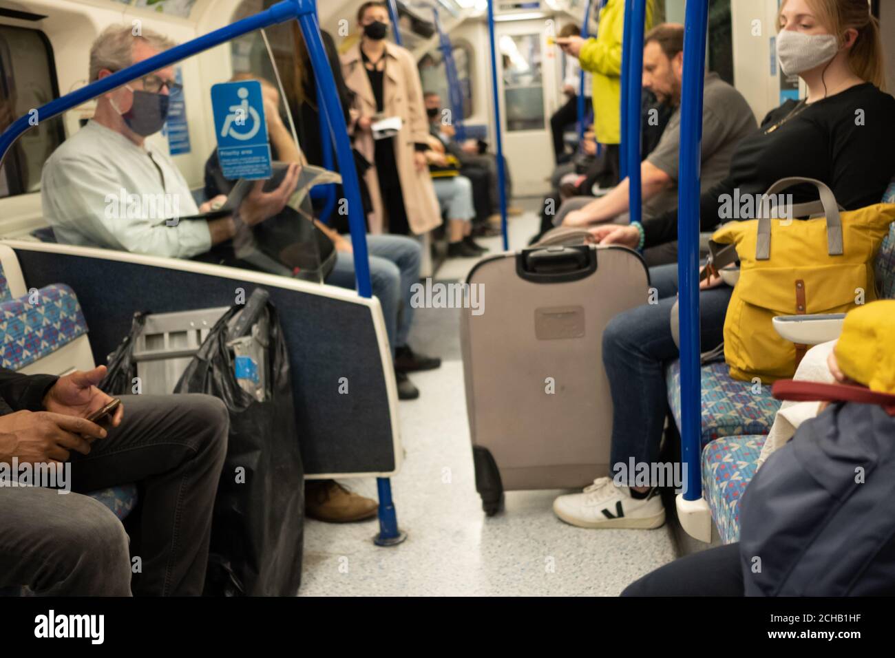 Londra - Settembre 2020: Persone nella metropolitana di Londra indossando covid 19 maschere facciali Foto Stock
