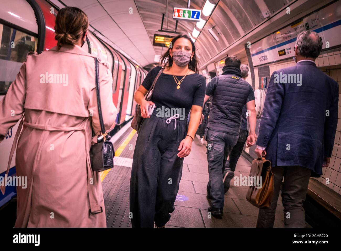 Londra - Settembre 2020: Persone nella metropolitana di Londra indossando covid 19 maschere facciali Foto Stock