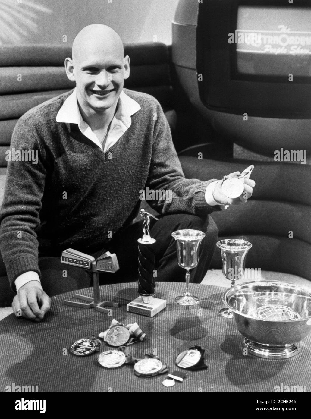 Il nuotatore Duncan Goodhew con alcuni dei suoi trofei, tra cui la medaglia d'oro olimpica che ha vinto nel colpo di sterro di 100 metri ai Giochi di Mosca. Foto Stock