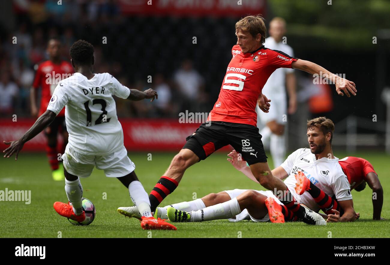 Clement Chantome di Stade Rennais si mette a battere un piede Nathan Dyer di Swansea City Foto Stock