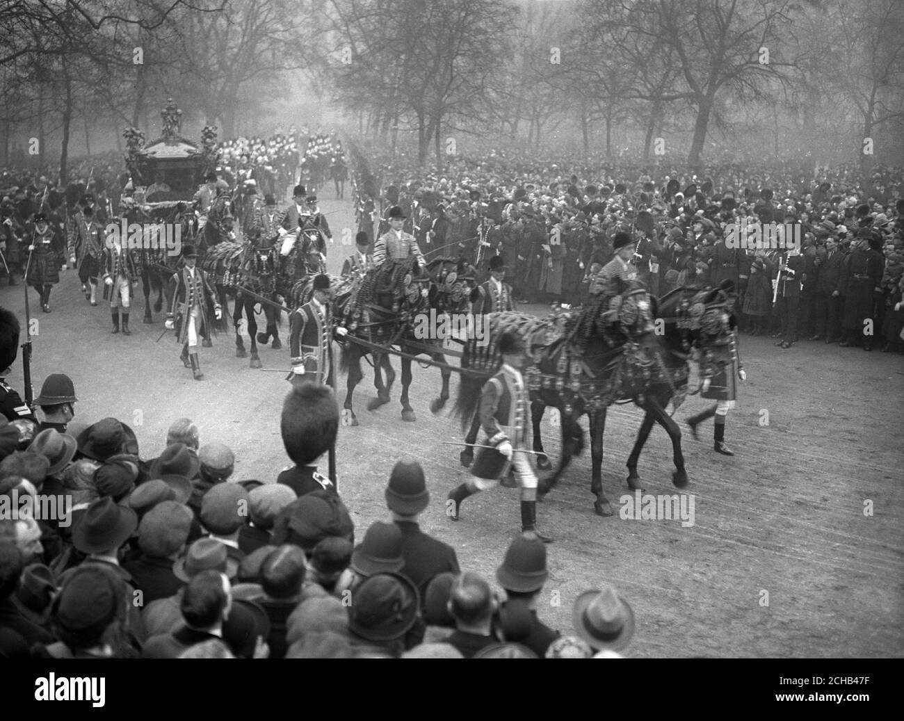 King George V e Queen Mary in the state Coach passando a Whitehall dal Mall. Foto Stock