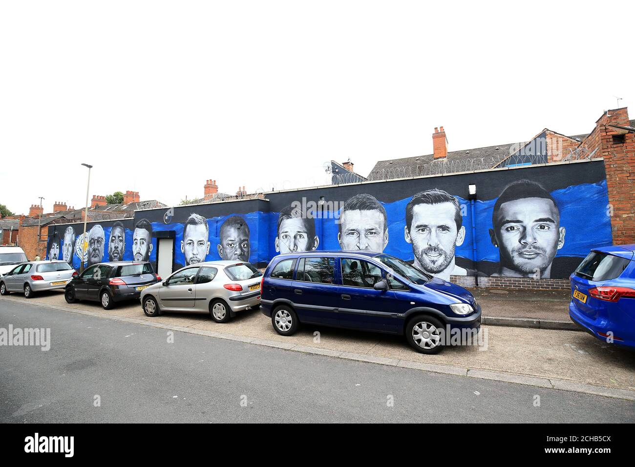 Un murale di Leicester City su Kate Street prima della partita della Premier League al King Power Stadium di Leicester. PREMERE ASSOCIAZIONE foto. Data immagine: Sabato 20 agosto 2016. Vedi PA storia CALCIO Leicester. Il credito fotografico dovrebbe essere: Cavo PA. RESTRIZIONI: Nessun utilizzo con audio, video, dati, elenchi di apparecchi, logo di club/campionato o servizi "live" non autorizzati. L'uso in-match online è limitato a 75 immagini, senza emulazione video. Nessun utilizzo nelle scommesse, nei giochi o nelle pubblicazioni di singoli club/campionati/giocatori. Foto Stock