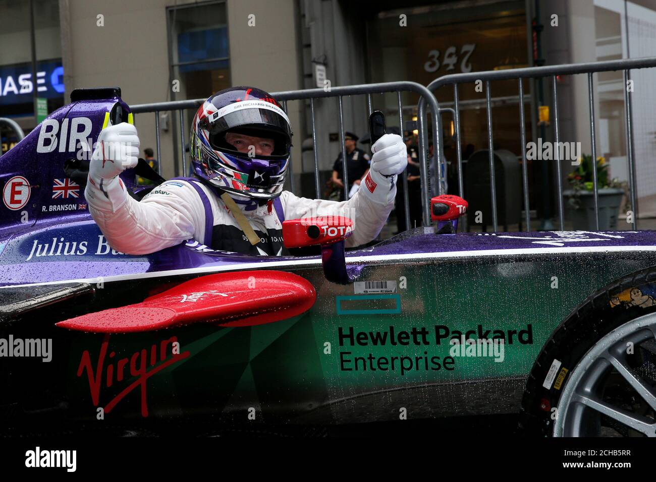 Richard Branson si pone nella DS Virgin Racing Formula e per promuovere il Campionato FIA Formula e all'ePrix di New York City, Stati Uniti, il 14 luglio 2017. REUTERS/Brendan McDermid Foto Stock