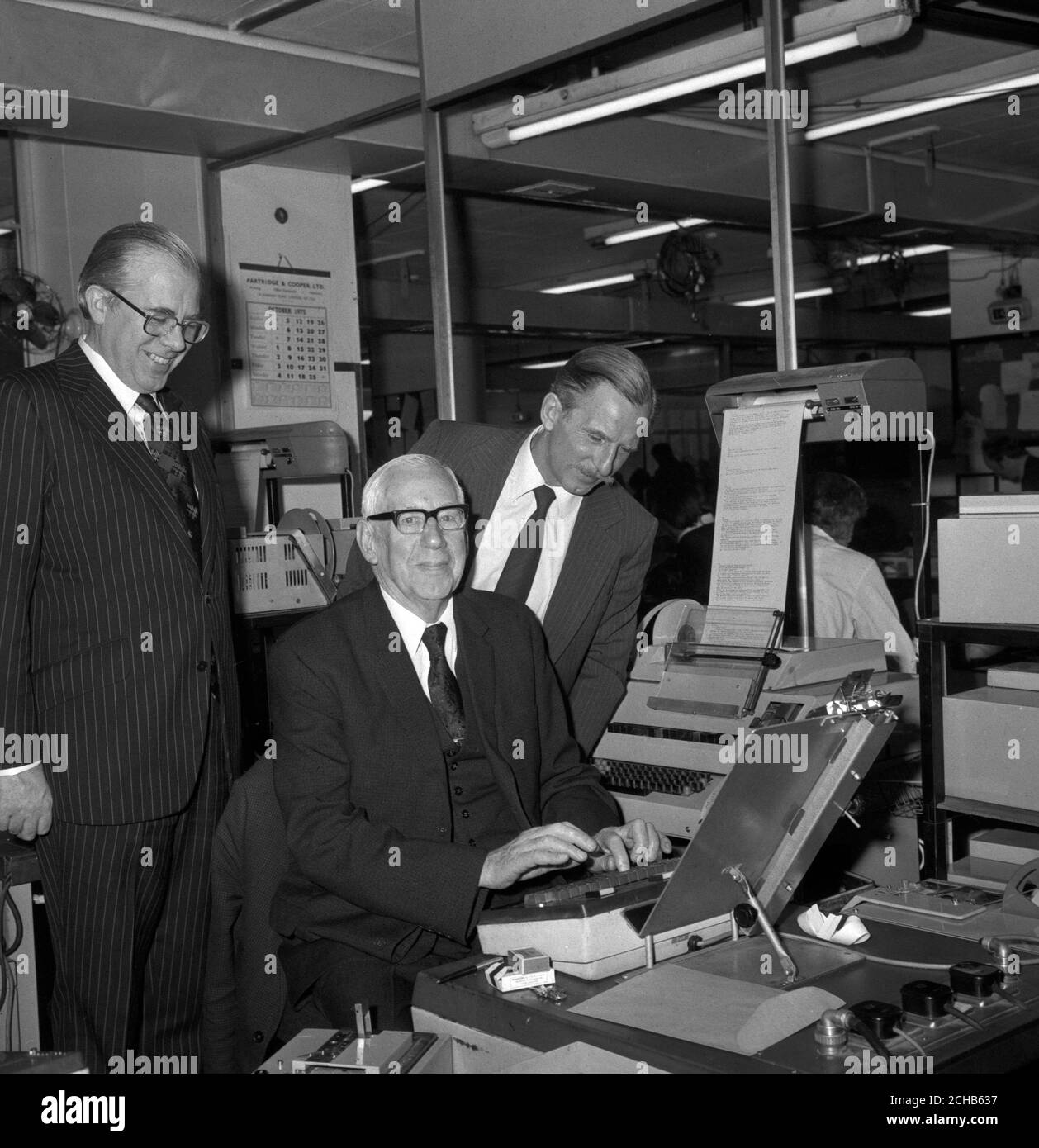 (L-R) John Dixey, Direttore di P.N.R., John Dixey Senior (suo padre), che un tempo era un dipendente di PA negli anni venti, e M.R. Ridler, responsabile delle telecomunicazioni di PA. Foto Stock