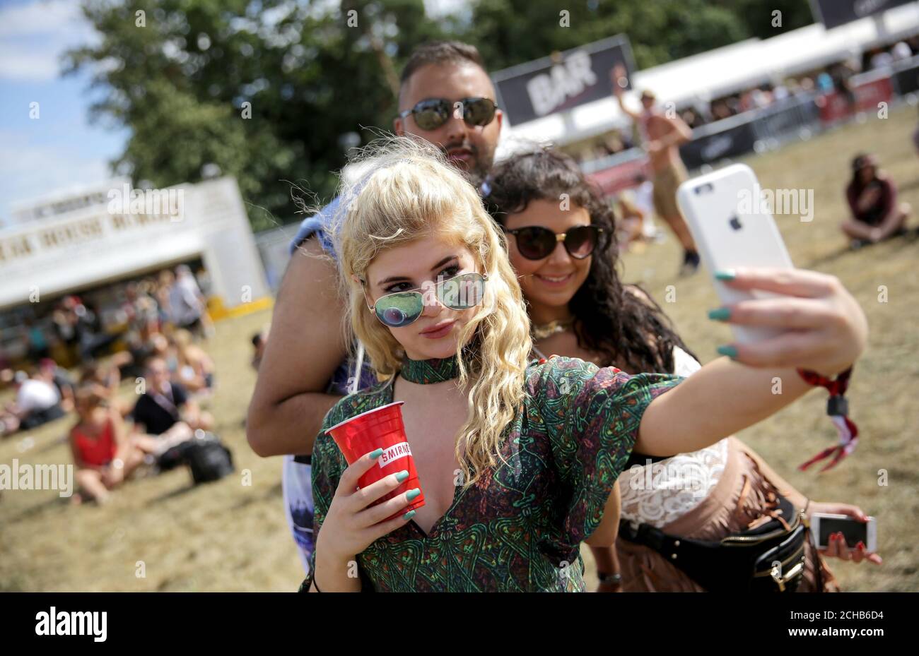 I festaioli prendono un selfie durante il V Festival all'Hylands Park a Chelmsford, Essex. Foto Stock