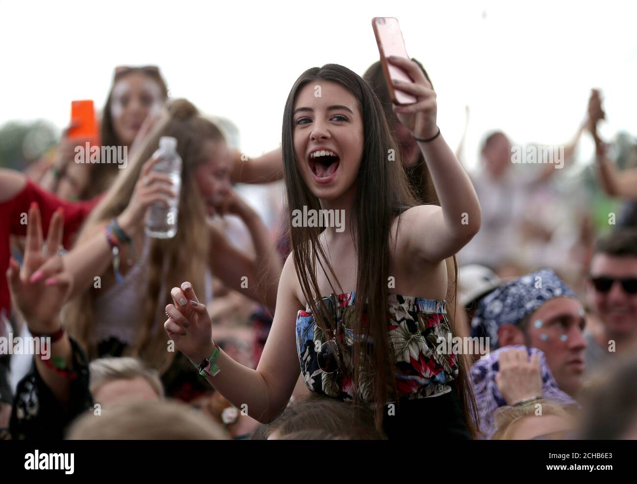 I festaioli guardano un esempio sul palco durante il V Festival all'Hylands Park di Chelmsford, Essex. Foto Stock