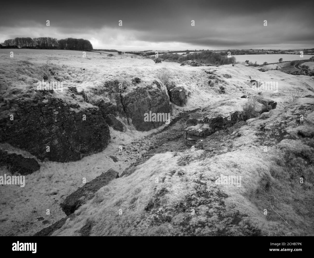 Un'immagine a infrarossi in bianco e nero del vecchio paesaggio delle miniere di piombo a Ubley Warren nelle colline di Mendip vicino a Charterhouse, Somerset, Inghilterra. Foto Stock