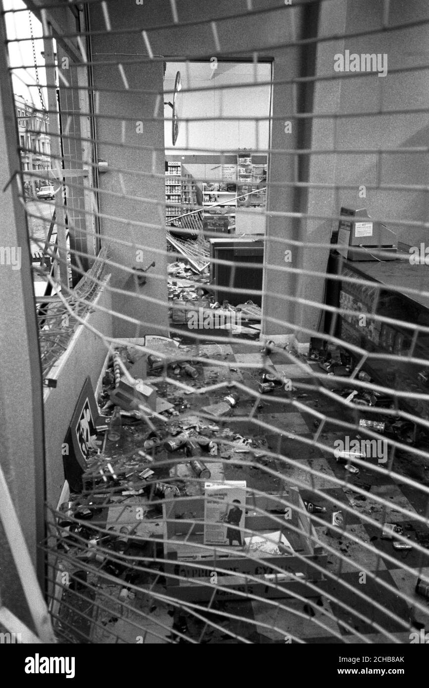 Un negozio di detriti sparsi ad Acclam Road, West London, seguendo le scene di violenza della scorsa notte quando il carnevale indiano di Notting Hill West è scoppiato in tumuli. Foto Stock
