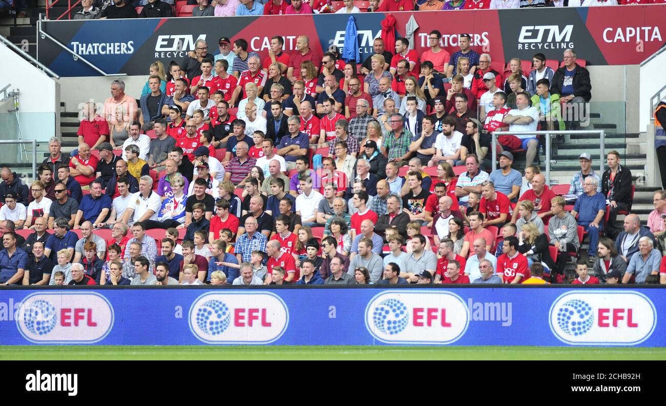 Il marchio EFL davanti ai tifosi di Bristol City durante la partita del campionato Sky Bet ad Ashton Gate, Bristol. PREMERE ASSOCIAZIONE foto. Data immagine: Sabato 27 agosto 2016. Visita la storia del PA CALCIO Bristol City. Il credito fotografico dovrebbe essere: Simon Galloway/PA Wire. RESTRIZIONI: SOLO USO EDITORIALE non utilizzare con audio, video, dati, elenchi di apparecchi, logo di club/campionato o servizi "live" non autorizzati. L'uso in-match online è limitato a 75 immagini, senza emulazione video. Nessun utilizzo nelle scommesse, nei giochi o nelle pubblicazioni di singoli club/campionati/giocatori. Foto Stock