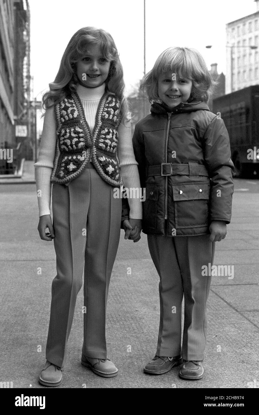 Samantha Gates, 7, e il fratello Stefan, 5, modelle fashion della collezione British Home Stores. Foto Stock