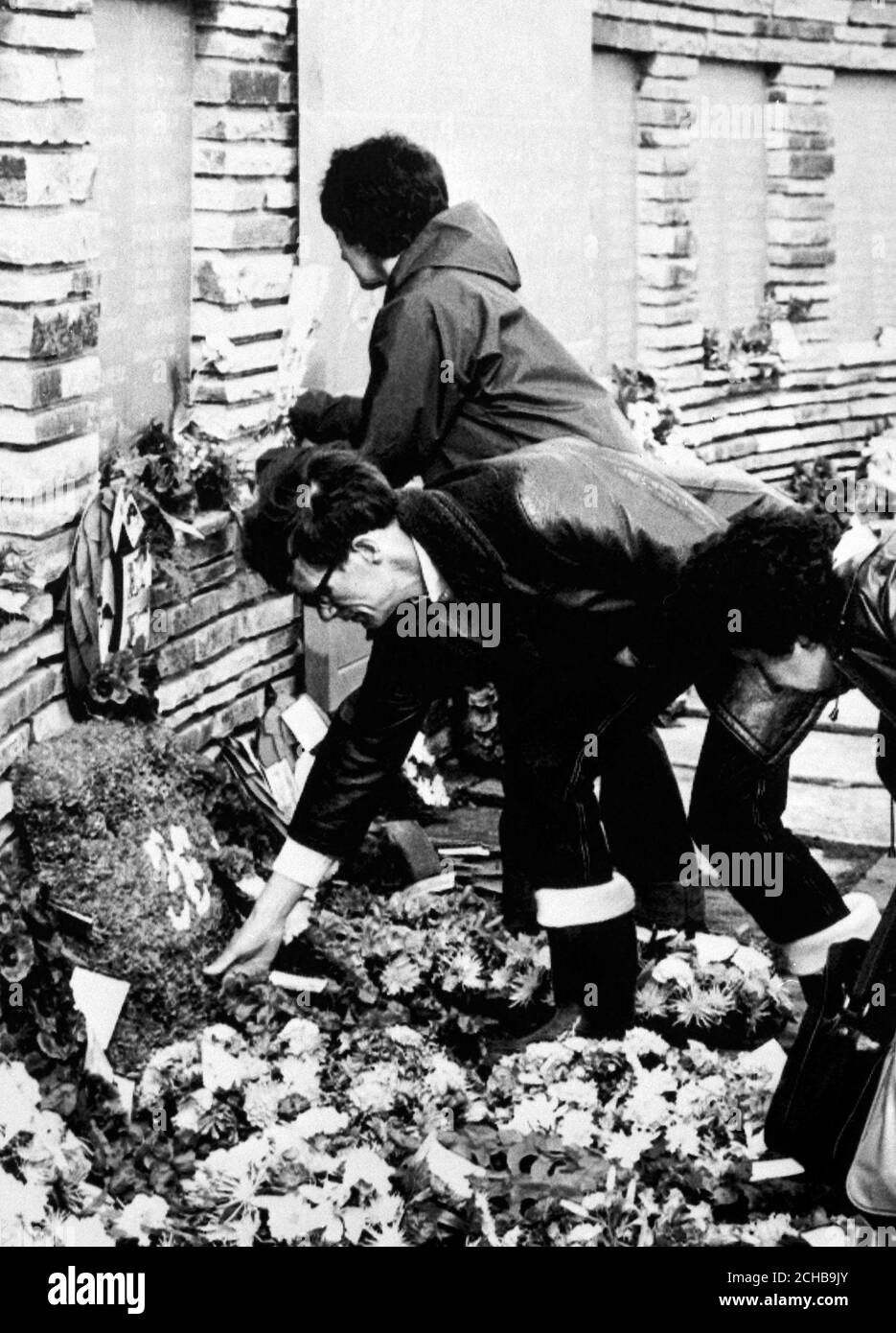 I fiori sono posti alla parete perimetrale del cimitero di San Carlos dai parenti della guerra delle Falklands. Foto Stock