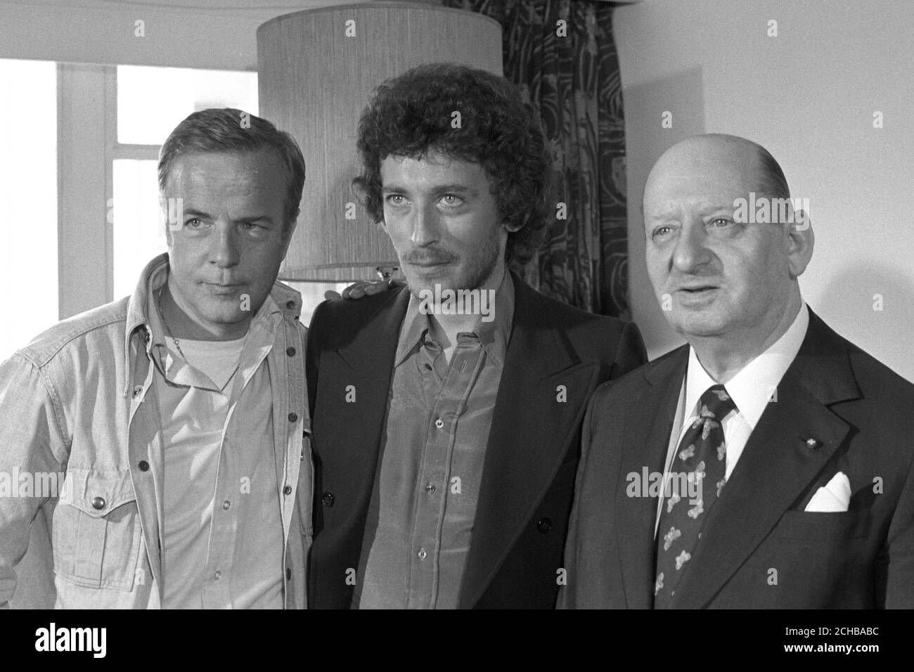 Il presidente di ATV Sir Lew Grade (a destra) con il giovane attore nato a Salford Robert Powell (al centro) e Franco Zeffirelli a Londra oggi, quando Sir Lew ha annunciato che Powell è stato scelto per ritrarre Gesù nella serie TV da Â£4 milioni di persone The Life of Jesus, Diretto da Zeffirelli per ATV e la televisione statale italiana RAI. Foto Stock