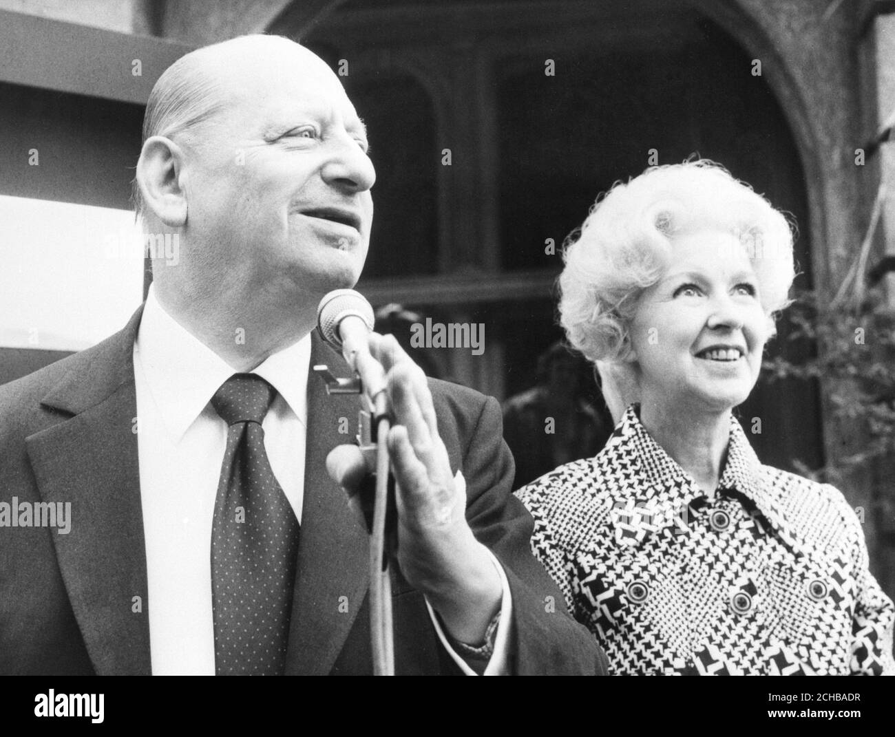 Sir Lew Grade, che è stato insignito di un Life Peerage in onore delle dimissioni di Sir Harold Wilson, con sua moglie Kathleen presso gli Elstree Studios, dove ha inaugurato la produzione della nuova serie teatrale in sei parti di ATV Shakespeare, sulla vita dei Bard a Londra. Foto Stock