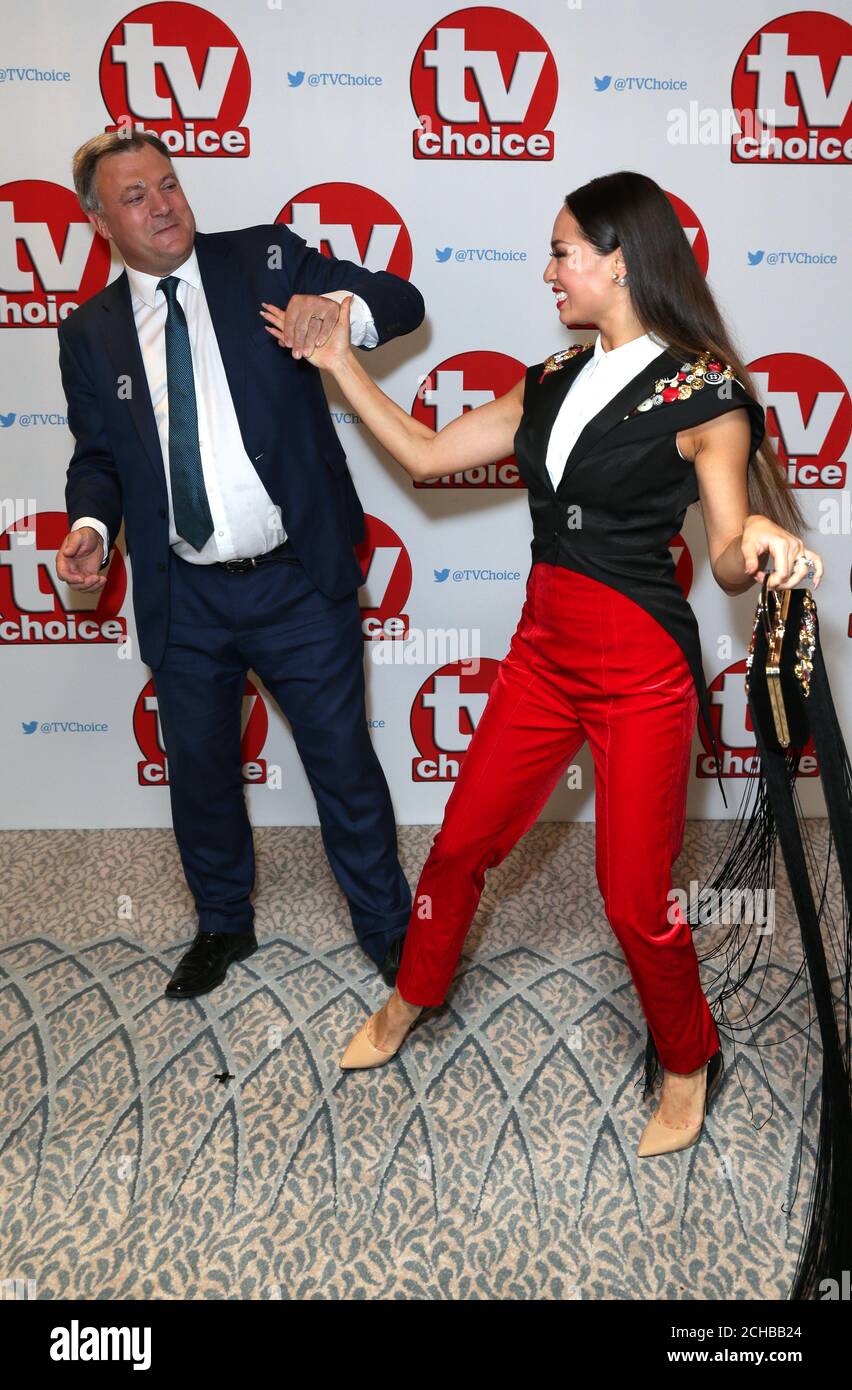 Ed Balls e Katya Jones arriva per la TV Choice Awards 2016 tenutosi presso il Dorchester Hotel di Park Lane a Londra. Stampa foto di associazione. Picture Data: lunedì 5 settembre 2016. Vedere PA storia SHOWBIZ TVChoice. Foto di credito dovrebbe leggere: Daniel Leal-Olivas/PA FILO Foto Stock