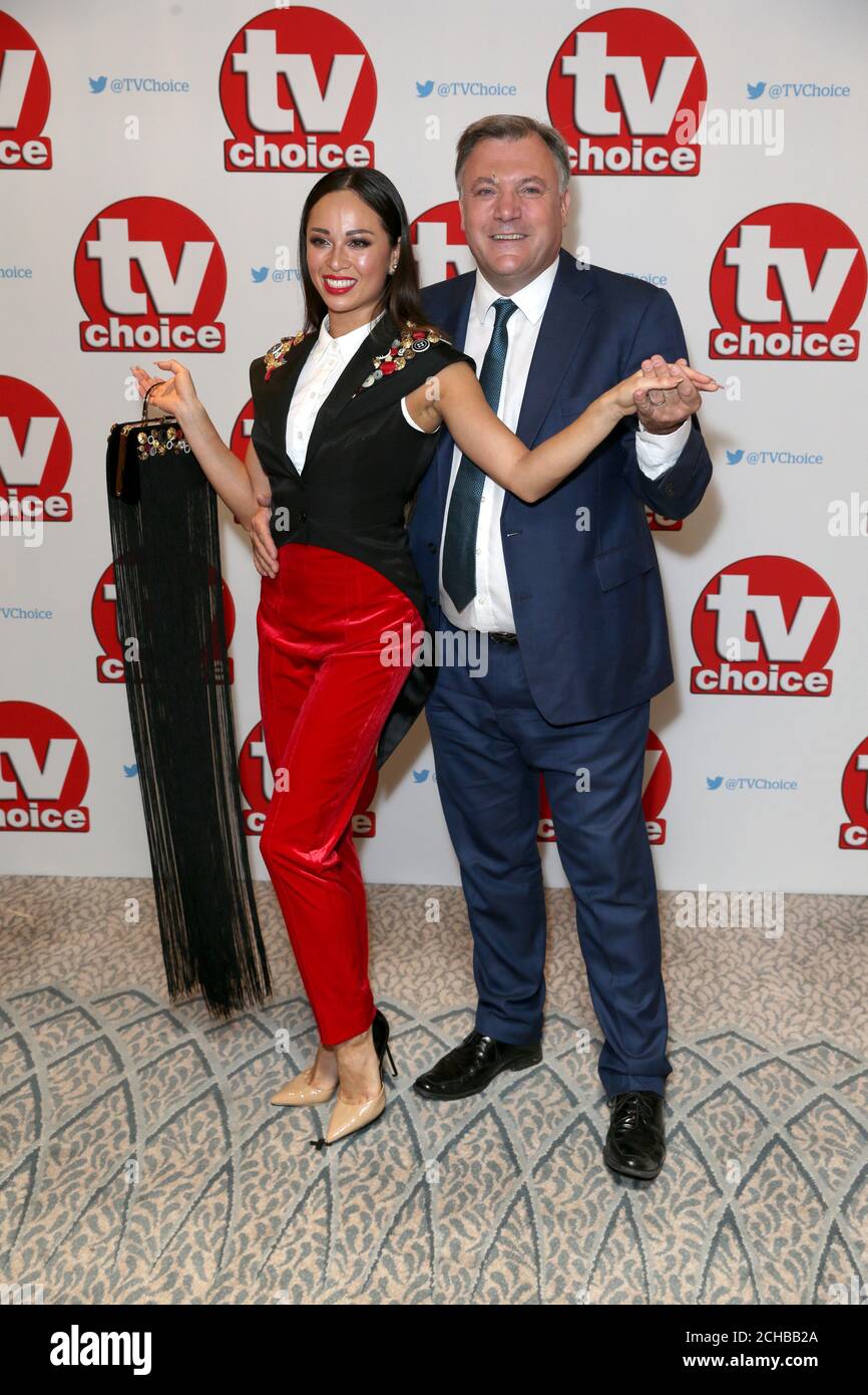 Ed Balls e Katya Jones arriva per la TV Choice Awards 2016 tenutosi presso il Dorchester Hotel di Park Lane a Londra. Stampa foto di associazione. Picture Data: lunedì 5 settembre 2016. Vedere PA storia SHOWBIZ TVChoice. Foto di credito dovrebbe leggere: Daniel Leal-Olivas/PA FILO Foto Stock