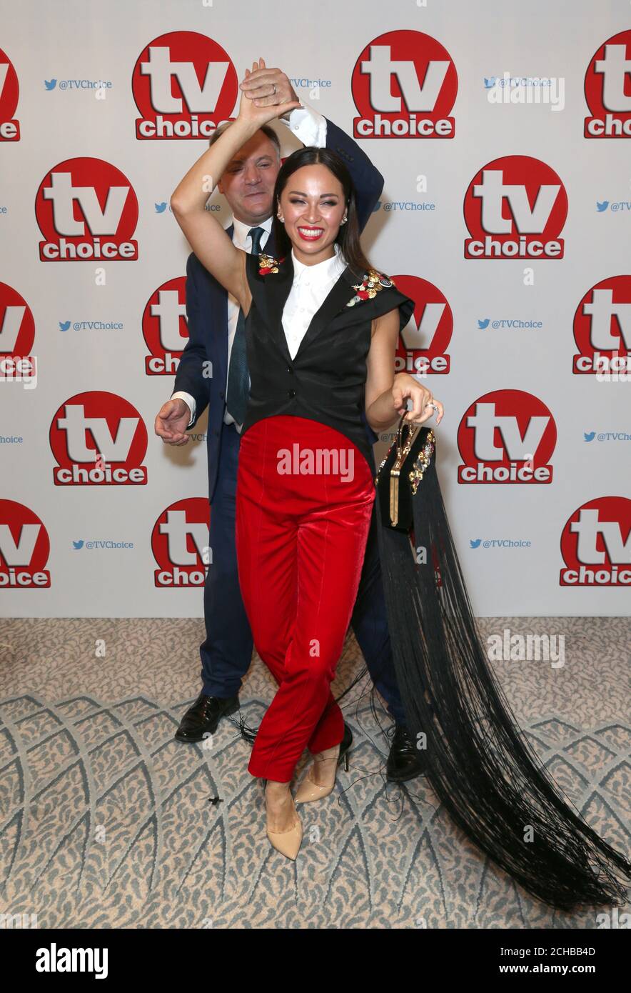 Ed Balls e Katya Jones arriva per la TV Choice Awards 2016 tenutosi presso il Dorchester Hotel di Park Lane a Londra. Stampa foto di associazione. Picture Data: lunedì 5 settembre 2016. Vedere PA storia SHOWBIZ TVChoice. Foto di credito dovrebbe leggere: Daniel Leal-Olivas/PA FILO Foto Stock