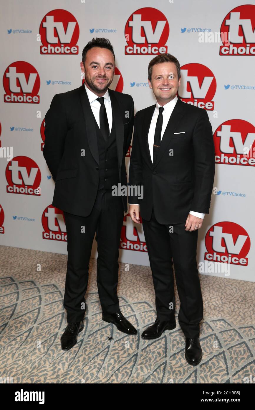 Anthony McPartlin e Declan Donnelly che arrivano per la TV Choice Awards 2016 tenutosi presso il Dorchester Hotel di Park Lane a Londra. Stampa foto di associazione. Picture Data: lunedì 5 settembre 2016. Vedere PA storia SHOWBIZ TVChoice. Foto di credito dovrebbe leggere: Daniel Leal-Olivas/PA FILO Foto Stock