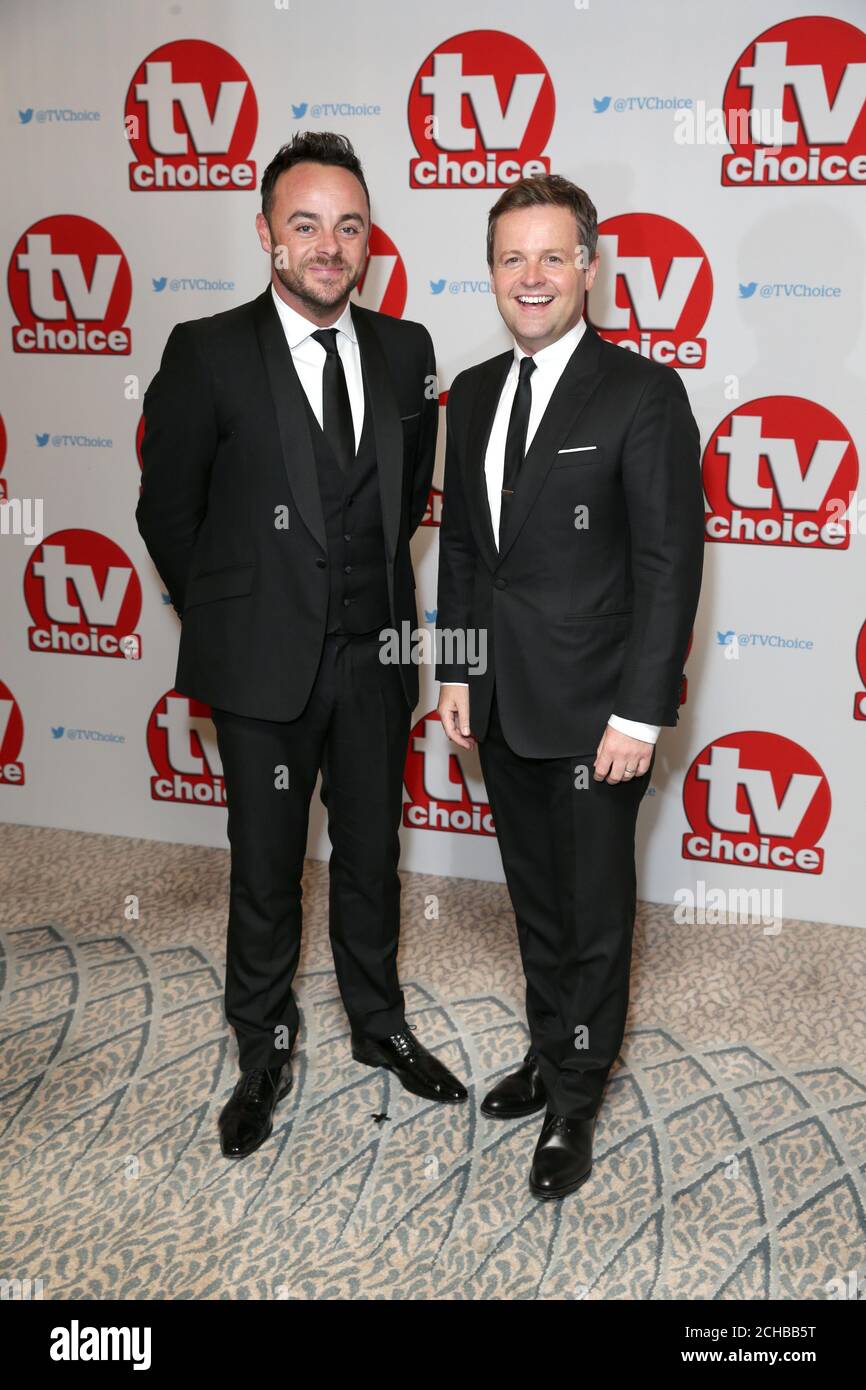 Anthony McPartlin e Declan Donnelly che arrivano per la TV Choice Awards 2016 tenutosi presso il Dorchester Hotel di Park Lane a Londra. Stampa foto di associazione. Picture Data: lunedì 5 settembre 2016. Vedere PA storia SHOWBIZ TVChoice. Foto di credito dovrebbe leggere: Daniel Leal-Olivas/PA FILO Foto Stock