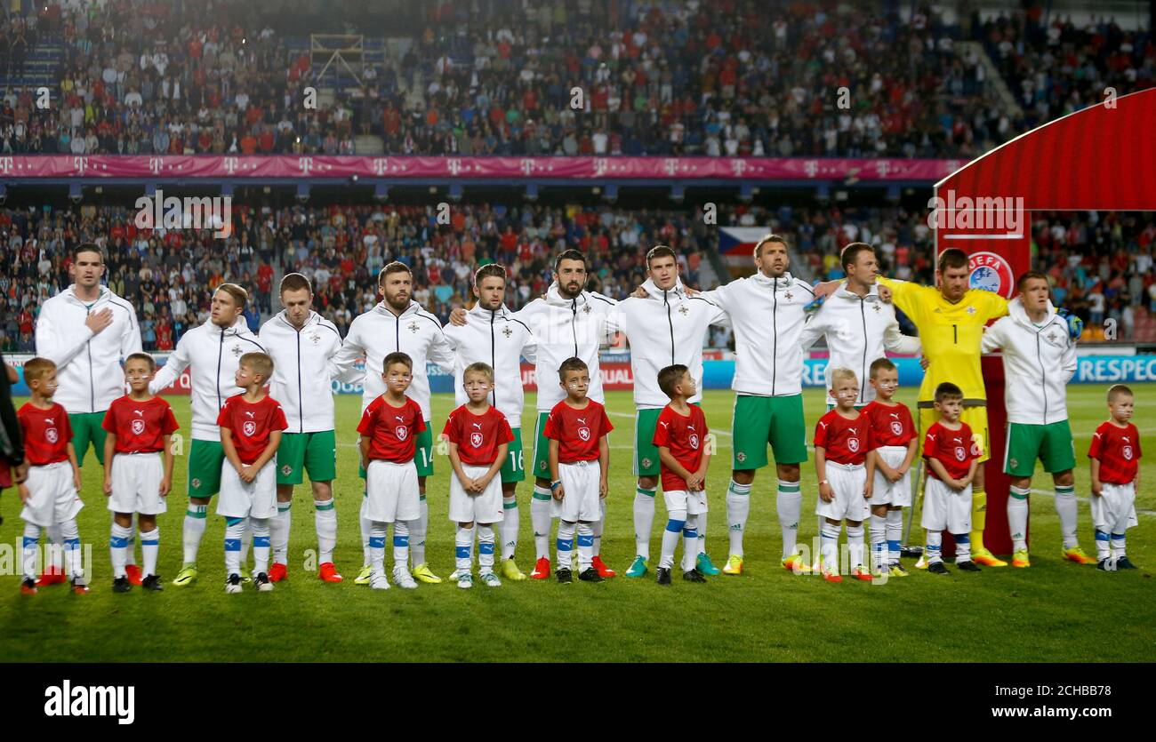 La squadra dell'Irlanda del Nord si è schierata durante l'inno nazionale Foto Stock