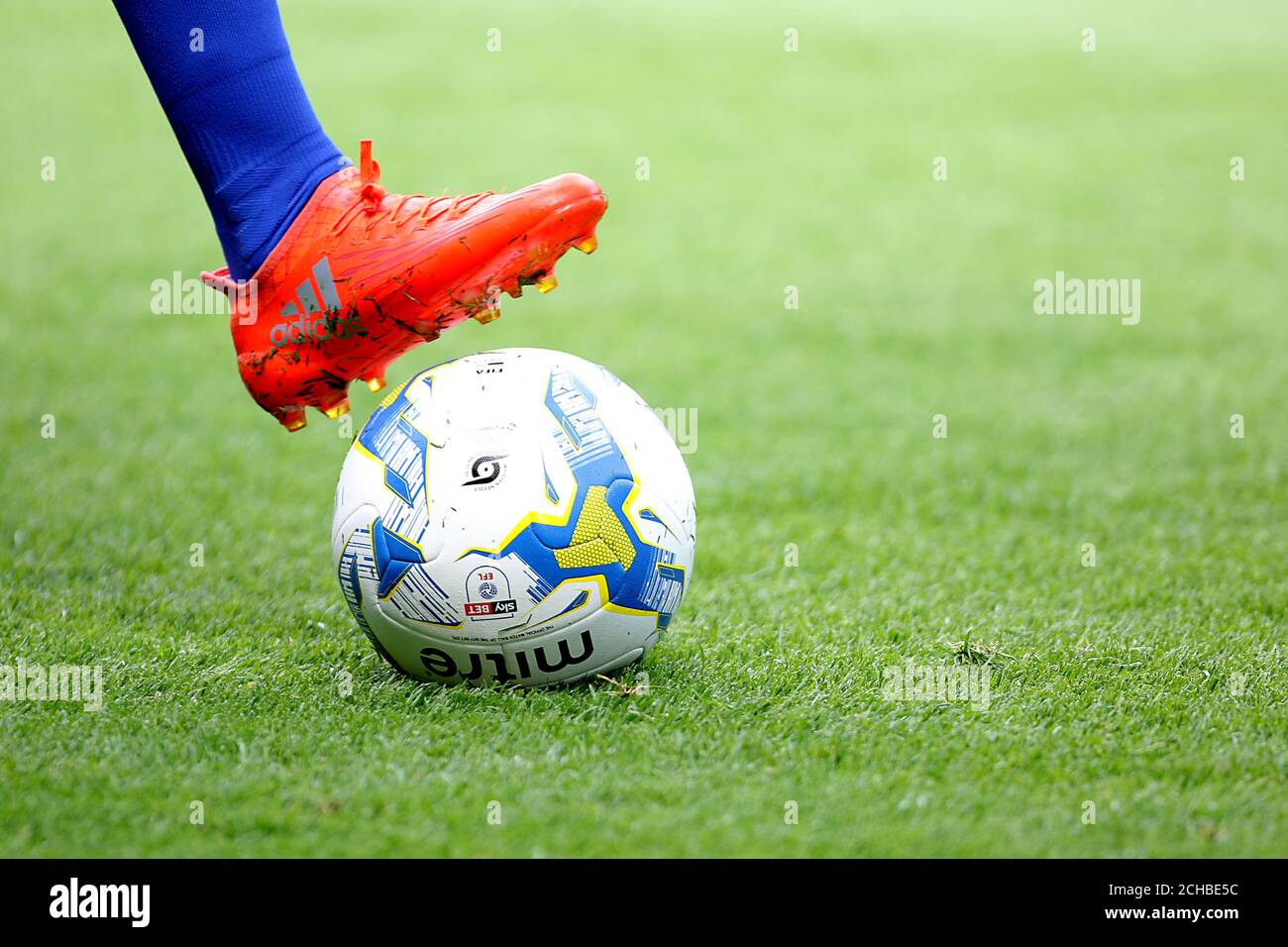 Dettaglio di uno Sheffield Mercoledì giocatori stivali e un Mitre calcio in campo Foto Stock