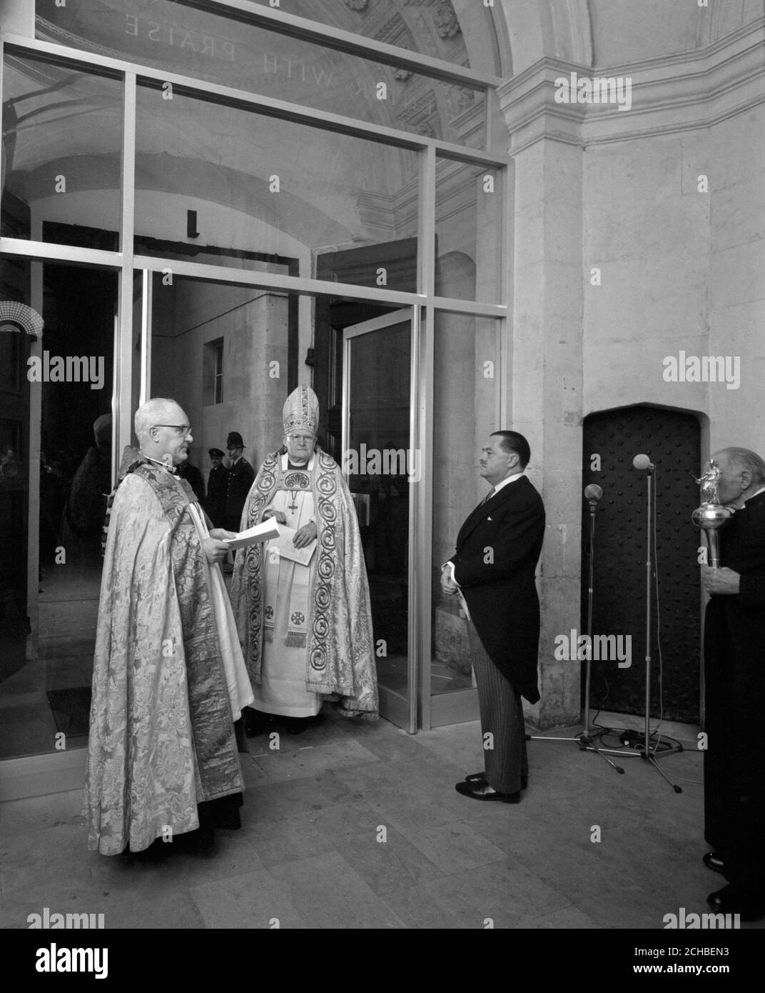 Michael Ramsey, Arcivescovo di Canterbury, durante la sua dedicazione delle porte interne in vetro presentate alla Chiesa di Santa sposa, Londra, dall'Associazione Stampa per commemorare il centesimo anno dell'agenzia di stampa. Foto Stock