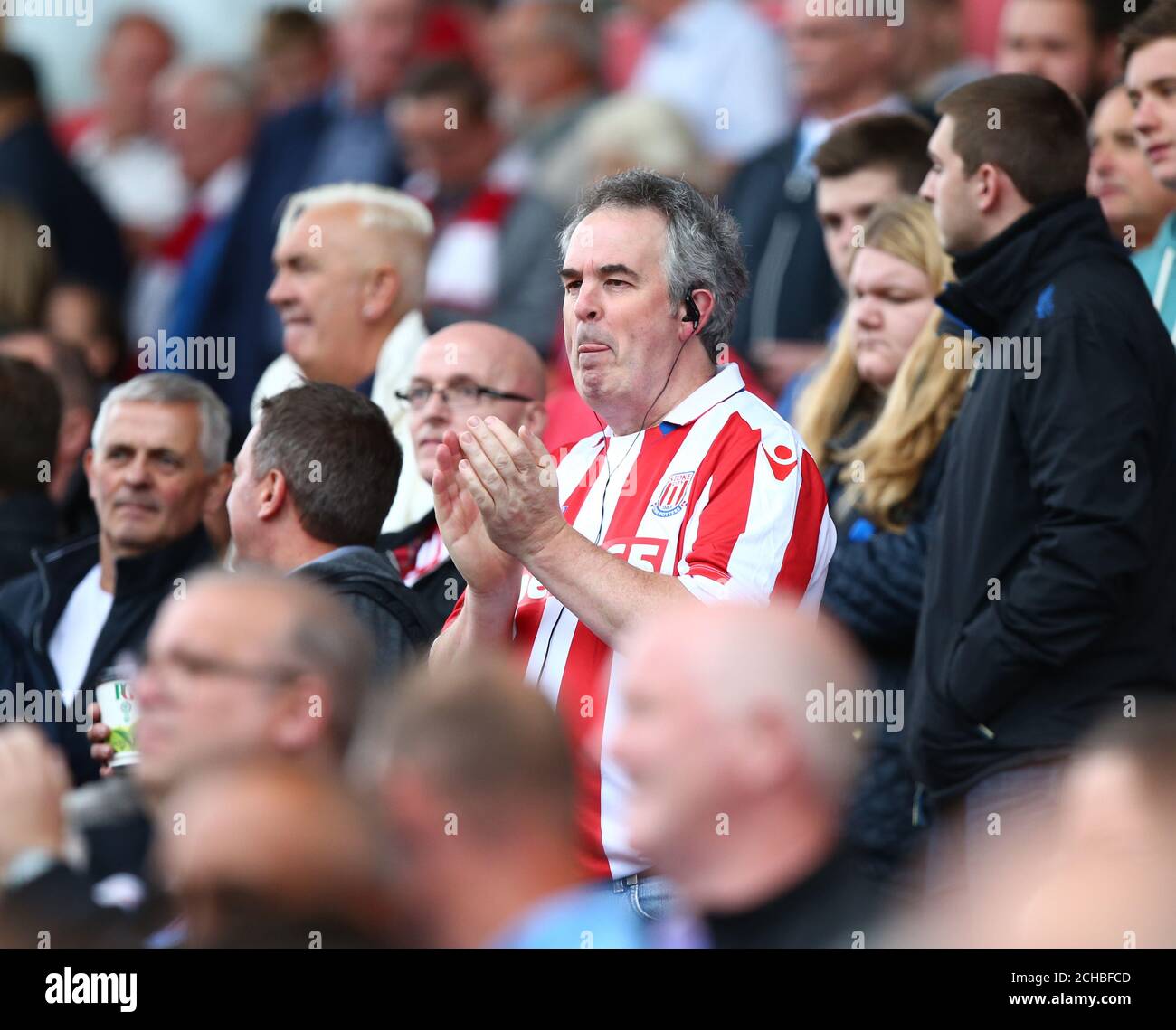 I fan di Stoke City durante la partita della Premier League al Bet 365 Stadium di Stoke-on-Trent. Foto Stock