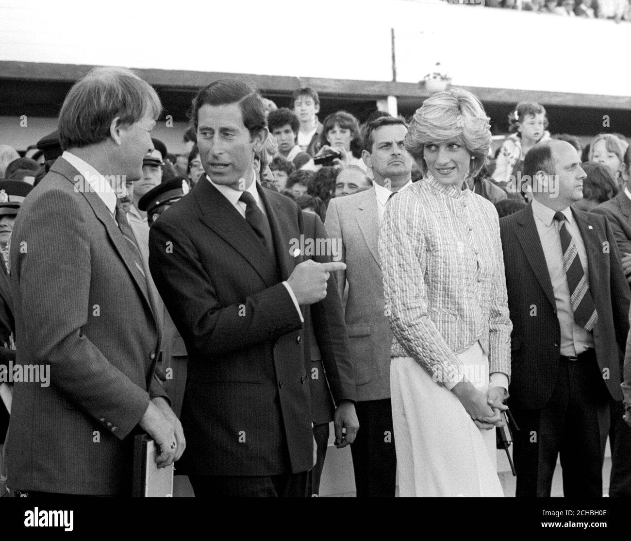 Il Principe del Galles fa notare qualcosa mentre la Principessa guarda durante la visita della coppia reale al Driving Park di Charlottetown, Isola del Principe Edoardo, quando si recarono al circolo del vincitore per presentare i trofei. Foto Stock