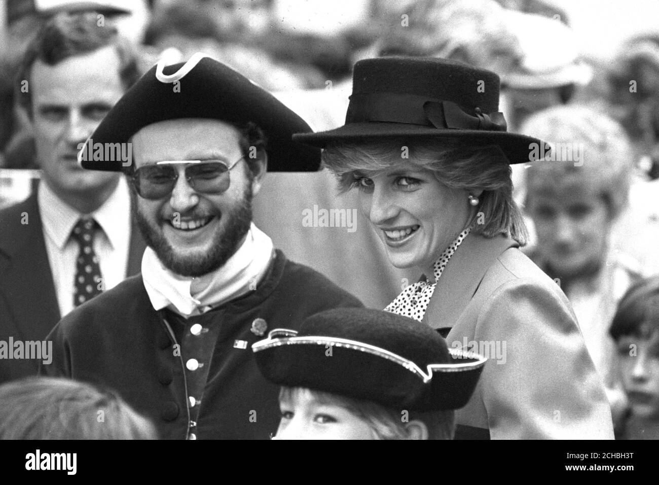 La principessa del Galles e Bill Beliveau confrontano oggi i cappelli a Shelburne. La principessa e il principe Carlo sono in un tour di 18 giorni delle province del Canada orientale. Foto Stock